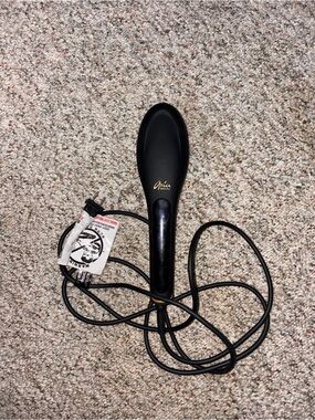 Aria heat Styling Brush with Gold Logo Accent